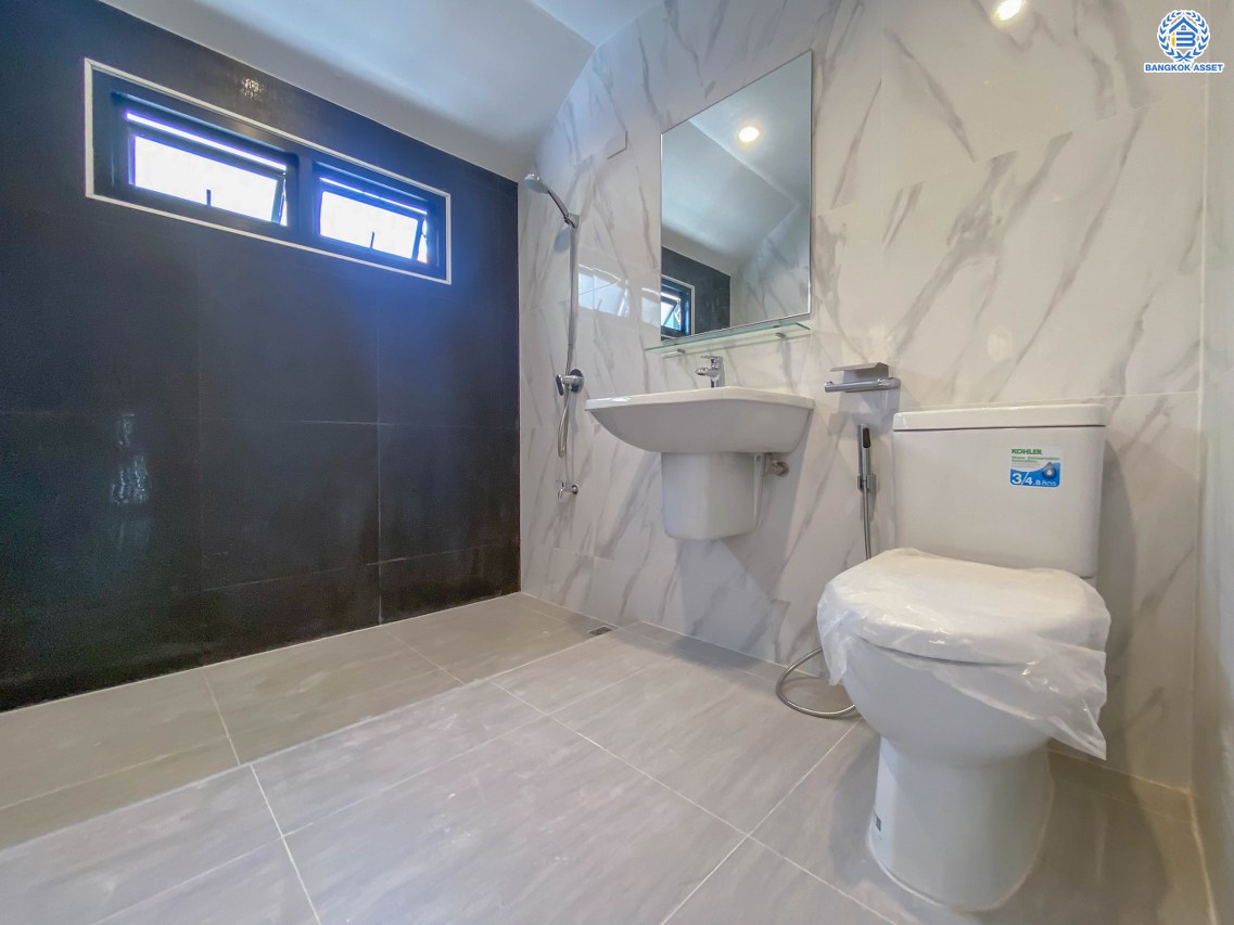 บ้านมือสองตกแต่งใหม่ โครงการ ป.ผาสุก บรมราชชนนี เนื้อที่ 77 ตร.ว. ฟังก์ชันจัดเต็ม 3 ห้องนอน 2 ห้องน้ำ จอดรถได้ 3 คัน บนทำเลศักยภาพ เข้า-ออกได้ทั้งถนนบรมราชชนนี ถนนพุทธมณฑลสาย2 และถนนกาญจนาฯ ใกล้ทางคู่ขนานลอยฟ้าบรมราชชนนี, เซ็นทรัลปิ่นเกล้า และม.มหิดล